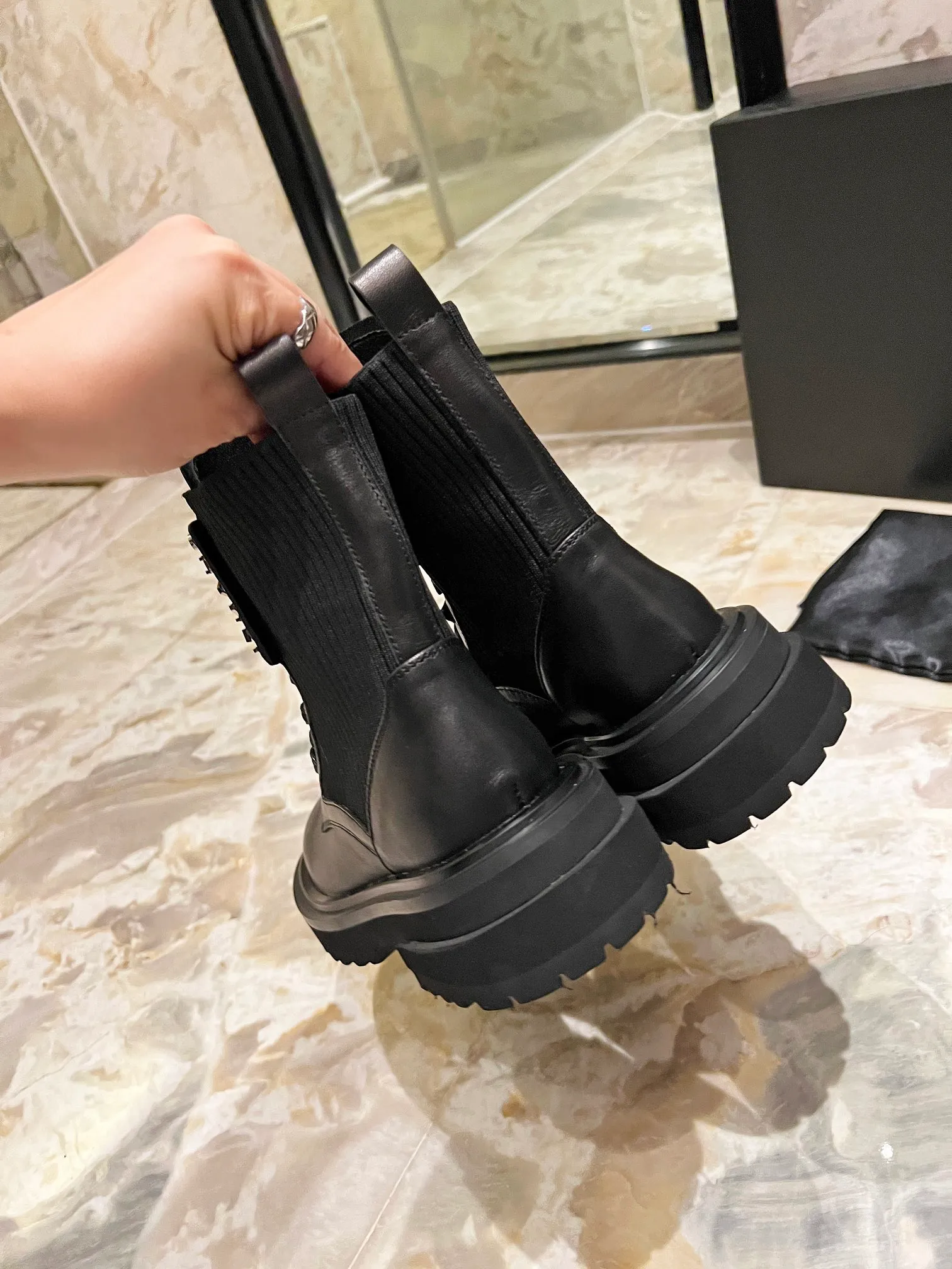 👟👟Ex-factory price 600 👟👟 CHANEL new autumn and winter 24 B letter knight boots. This knight Martin boot is really a representative of handsome fashion. It is simple, fashionable and individual. It has a natural and smooth beauty, which has a stunning beauty of time. The heel and sole meet the needs of heightening and wearing comfort at the same time. The toe is round but not clumsy. There is only a very low-key luxury letter logo, which can hold any occasion. , Proportion! Cowhide, open edge beads, water-dyed sheepskin lining Code number: 35-41